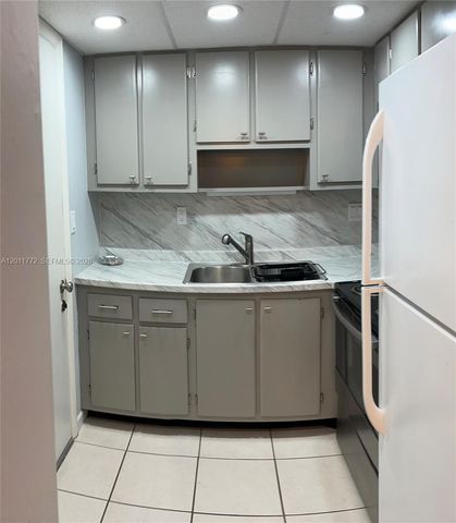 3000 NE 16th Ave 405, Oakland Park, FL 33334