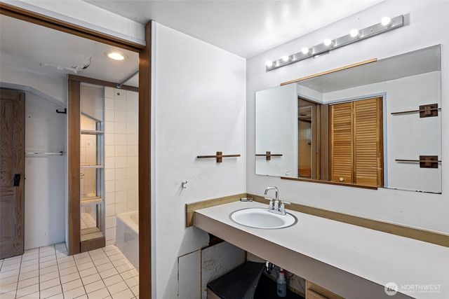 2422 E Louisa Street, Seattle, WA 98112