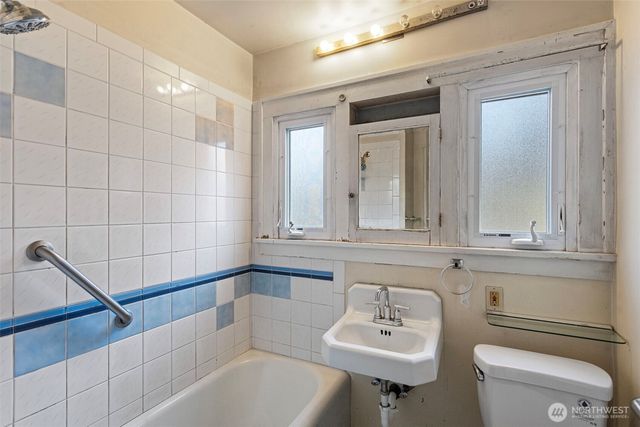 2422 E Louisa Street, Seattle, WA 98112