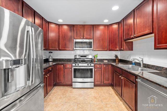 1651 PAULINE Circle 1651, Mundelein, IL 60060