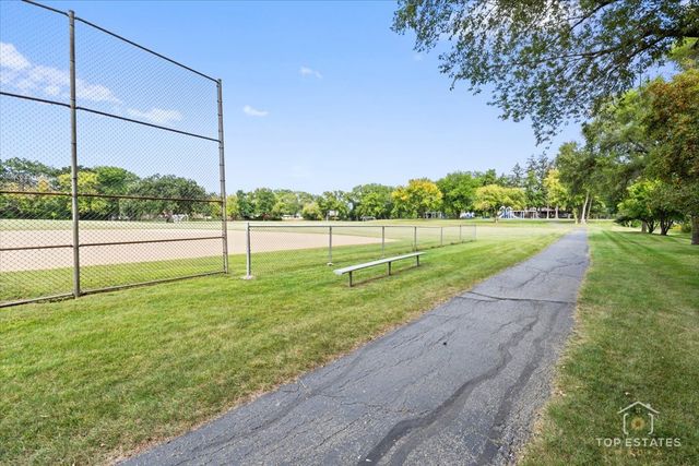 1651 PAULINE Circle 1651, Mundelein, IL 60060