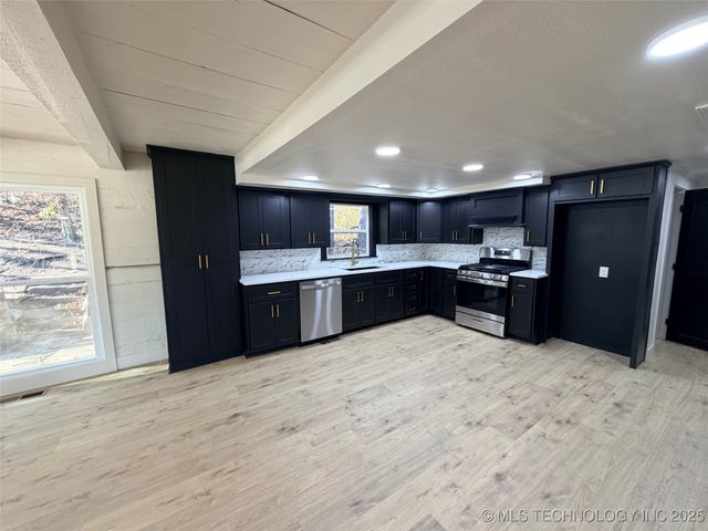 1209 W Ragan Street, Henryetta, OK 74437