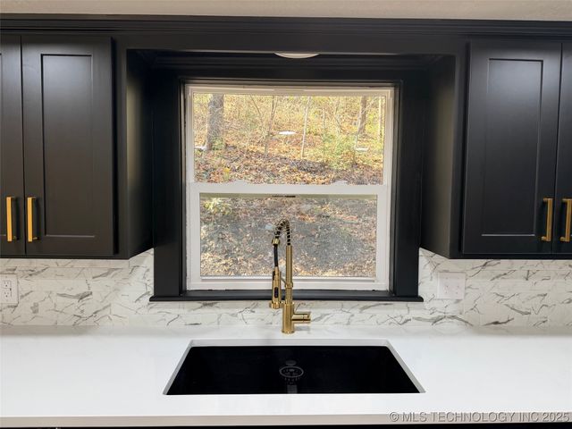 1209 W Ragan Street, Henryetta, OK 74437