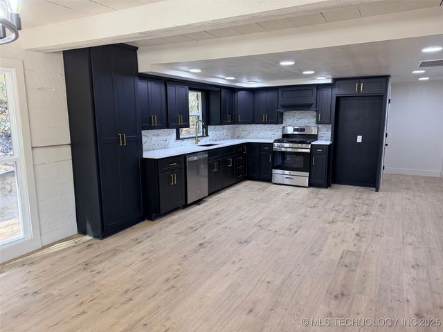 1209 W Ragan Street, Henryetta, OK 74437