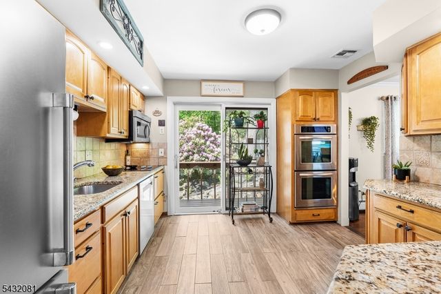 21 Skyline Dr, Hopatcong Boro, NJ 07821