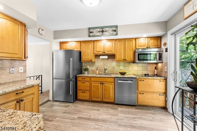 21 Skyline Dr, Hopatcong Boro, NJ 07821