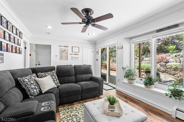 21 Skyline Dr, Hopatcong Boro, NJ 07821