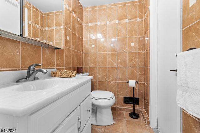 21 Skyline Dr, Hopatcong Boro, NJ 07821