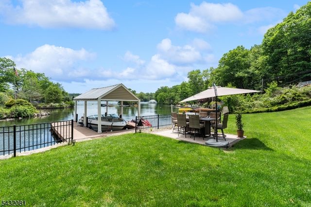 21 Skyline Dr, Hopatcong Boro, NJ 07821