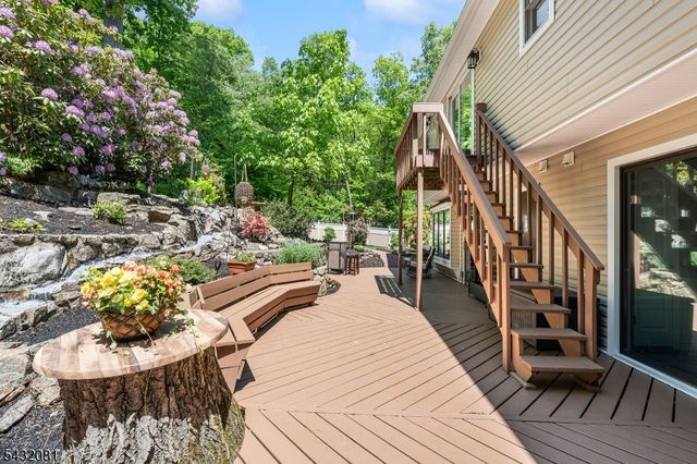 21 Skyline Dr, Hopatcong Boro, NJ 07821