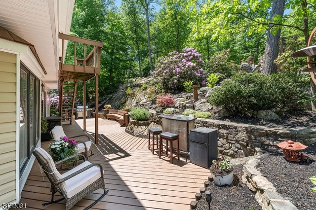 21 Skyline Dr, Hopatcong Boro, NJ 07821