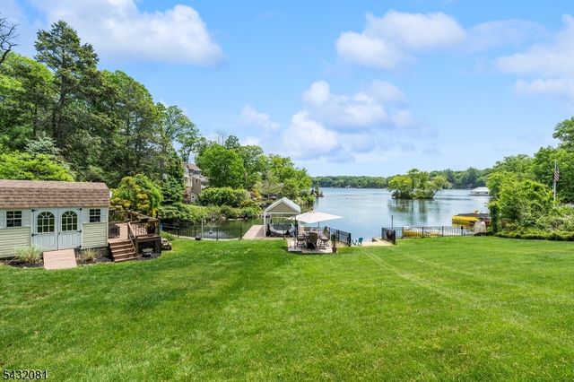 21 Skyline Dr, Hopatcong Boro, NJ 07821