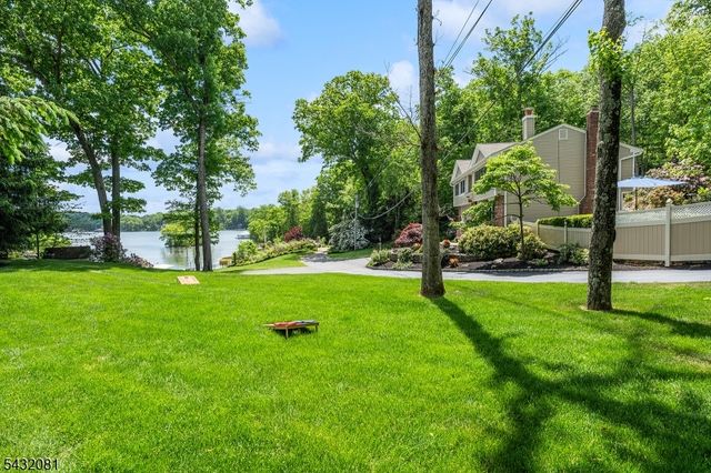 21 Skyline Dr, Hopatcong Boro, NJ 07821