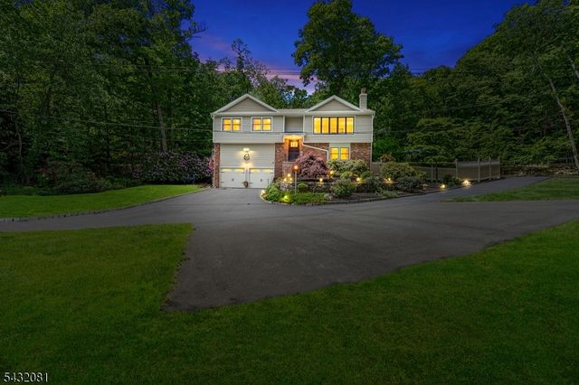 21 Skyline Dr, Hopatcong Boro, NJ 07821