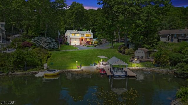 21 Skyline Dr, Hopatcong Boro, NJ 07821