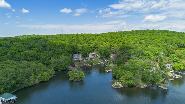 21 Skyline Dr, Hopatcong Boro, NJ 07821