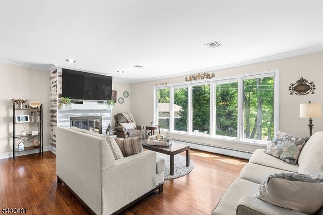 21 Skyline Dr, Hopatcong Boro, NJ 07821