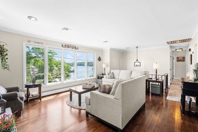 21 Skyline Dr, Hopatcong Boro, NJ 07821