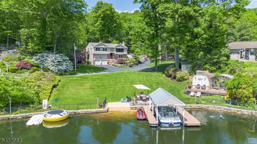21 Skyline Dr, Hopatcong Boro, NJ 07821