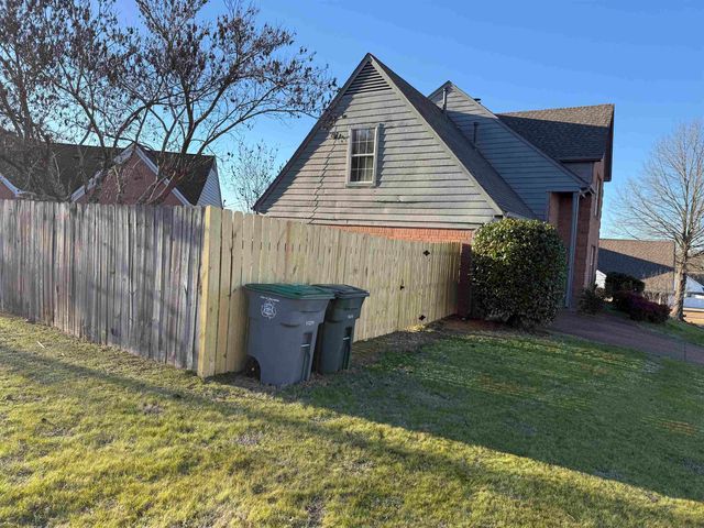 2211 STONE STREAM DR, Memphis, TN 38016