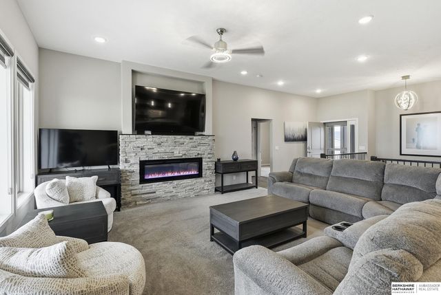 18458 Greenleaf Street, Omaha, NE 68136