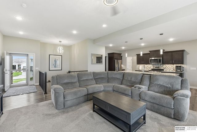 18458 Greenleaf Street, Omaha, NE 68136
