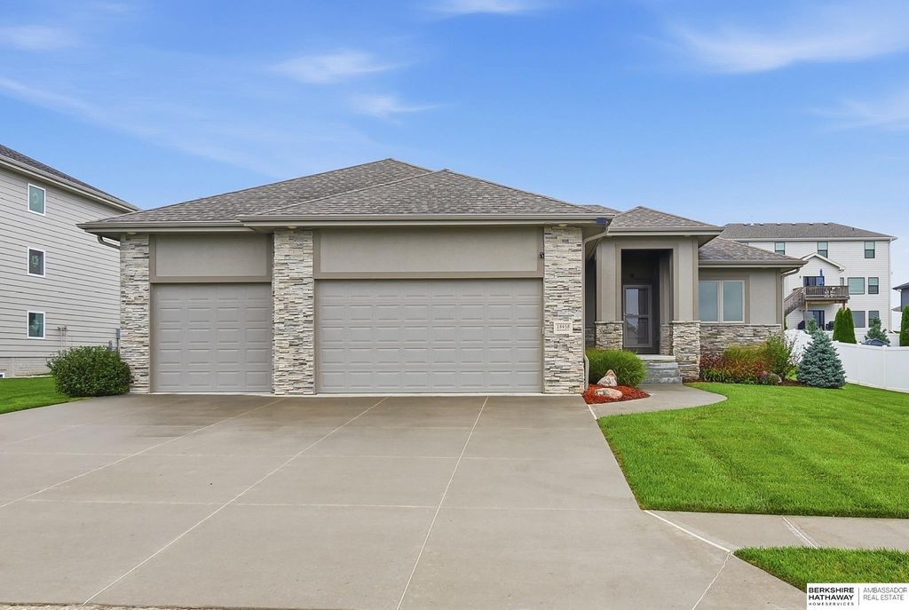 18458 Greenleaf Street, Omaha, NE 68136