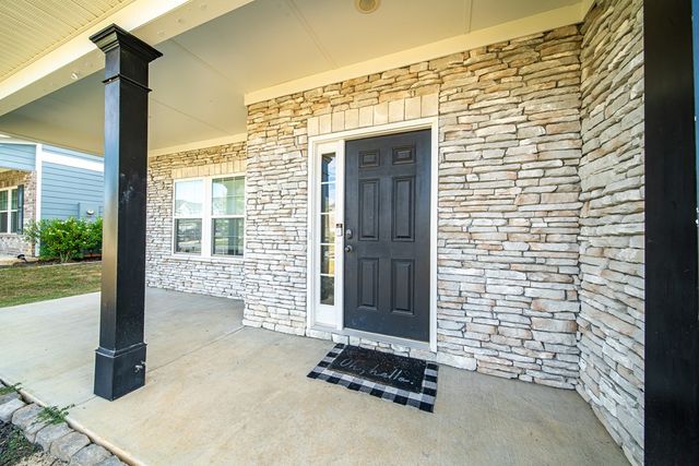 154 Red Oak Place, Smiths Station, AL 36877