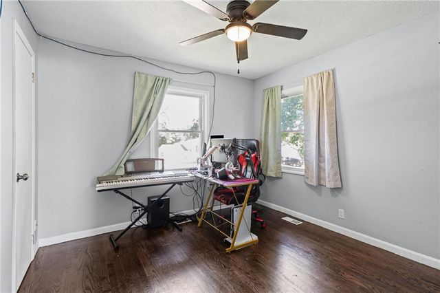 914 N Arrowhead Drive, Independence, MO 64056