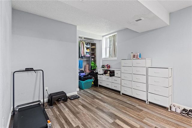 914 N Arrowhead Drive, Independence, MO 64056