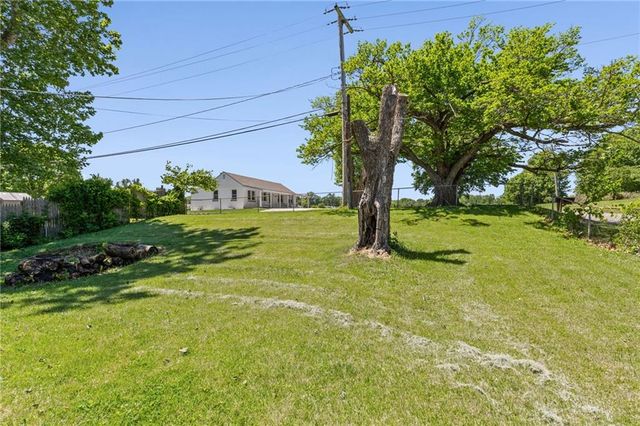 914 N Arrowhead Drive, Independence, MO 64056