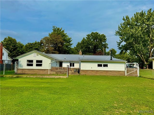 32 Gardner St, Pomfret, NY 14063