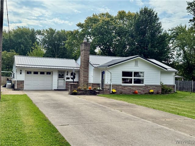 32 Gardner St, Pomfret, NY 14063