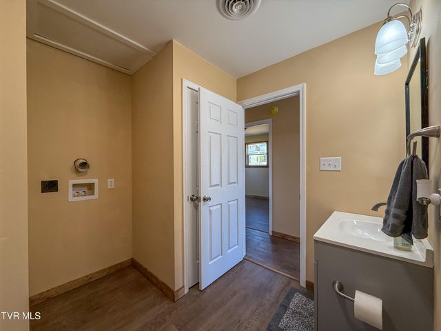 1106 Idlewylde Circle, Johnson City, TN 37601