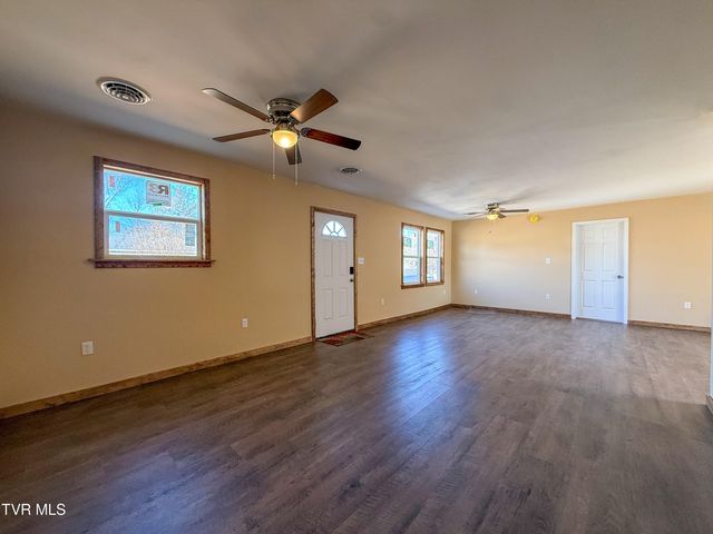 1106 Idlewylde Circle, Johnson City, TN 37601