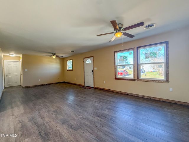 1106 Idlewylde Circle, Johnson City, TN 37601