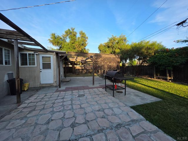 275 Ida Way, Hanford, CA 93230