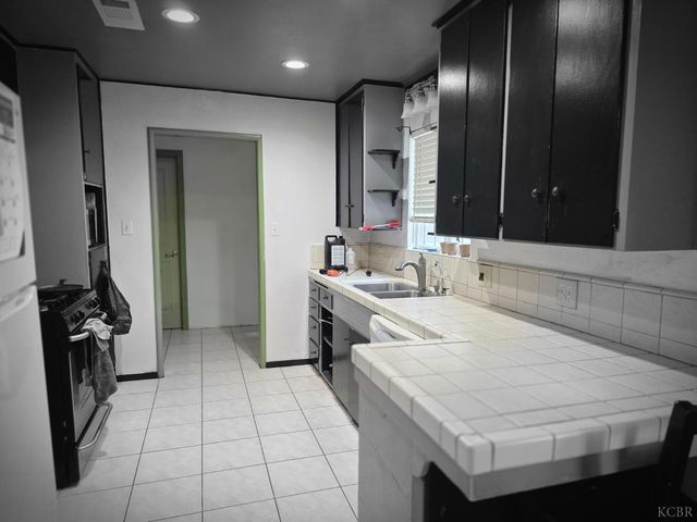 275 Ida Way, Hanford, CA 93230