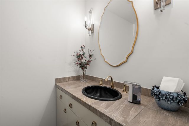 7 Oak Tree Lane, Cranston, RI 02920