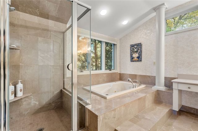 7 Oak Tree Lane, Cranston, RI 02920