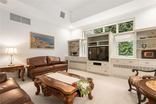 7 Oak Tree Lane, Cranston, RI 02920