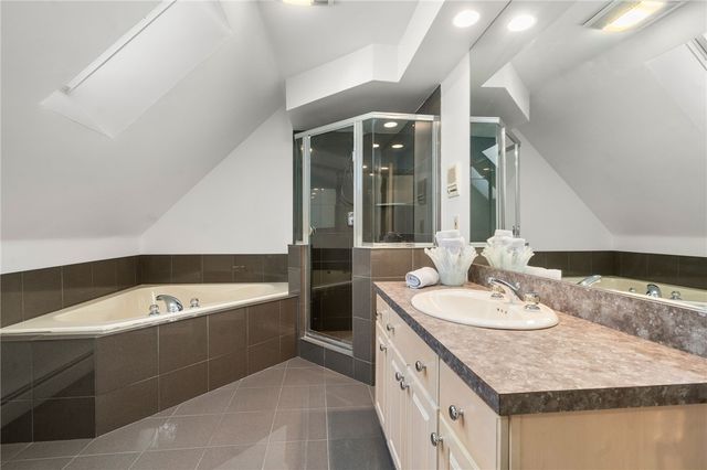 7 Oak Tree Lane, Cranston, RI 02920