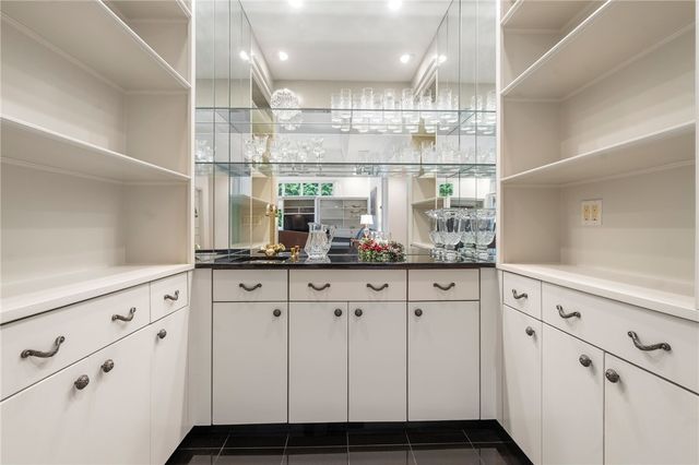 7 Oak Tree Lane, Cranston, RI 02920