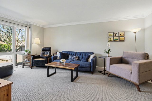 887 Greenhills Drive, Ann Arbor, MI 48105