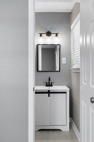 2411 S 6th ST, Austin, TX 78704