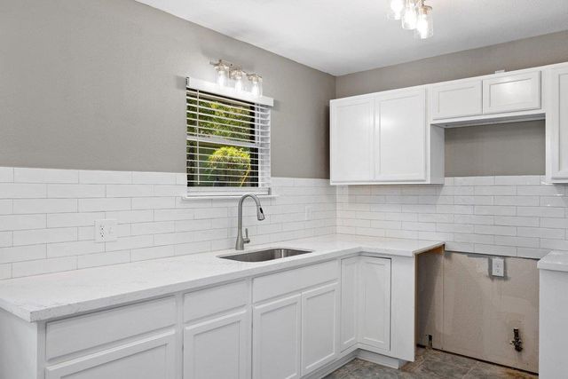 2411 S 6th ST, Austin, TX 78704