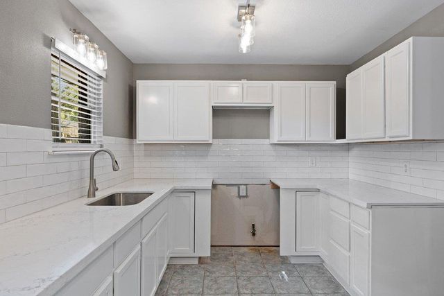 2411 S 6th ST, Austin, TX 78704