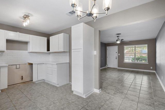 2411 S 6th ST, Austin, TX 78704