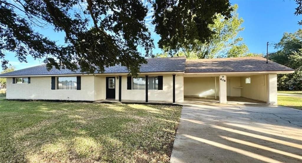 608 W Miller Avenue, Iowa, LA 70647
