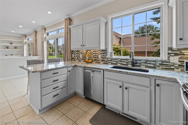 518 Beechwood Way, Lake Orion, MI 48362